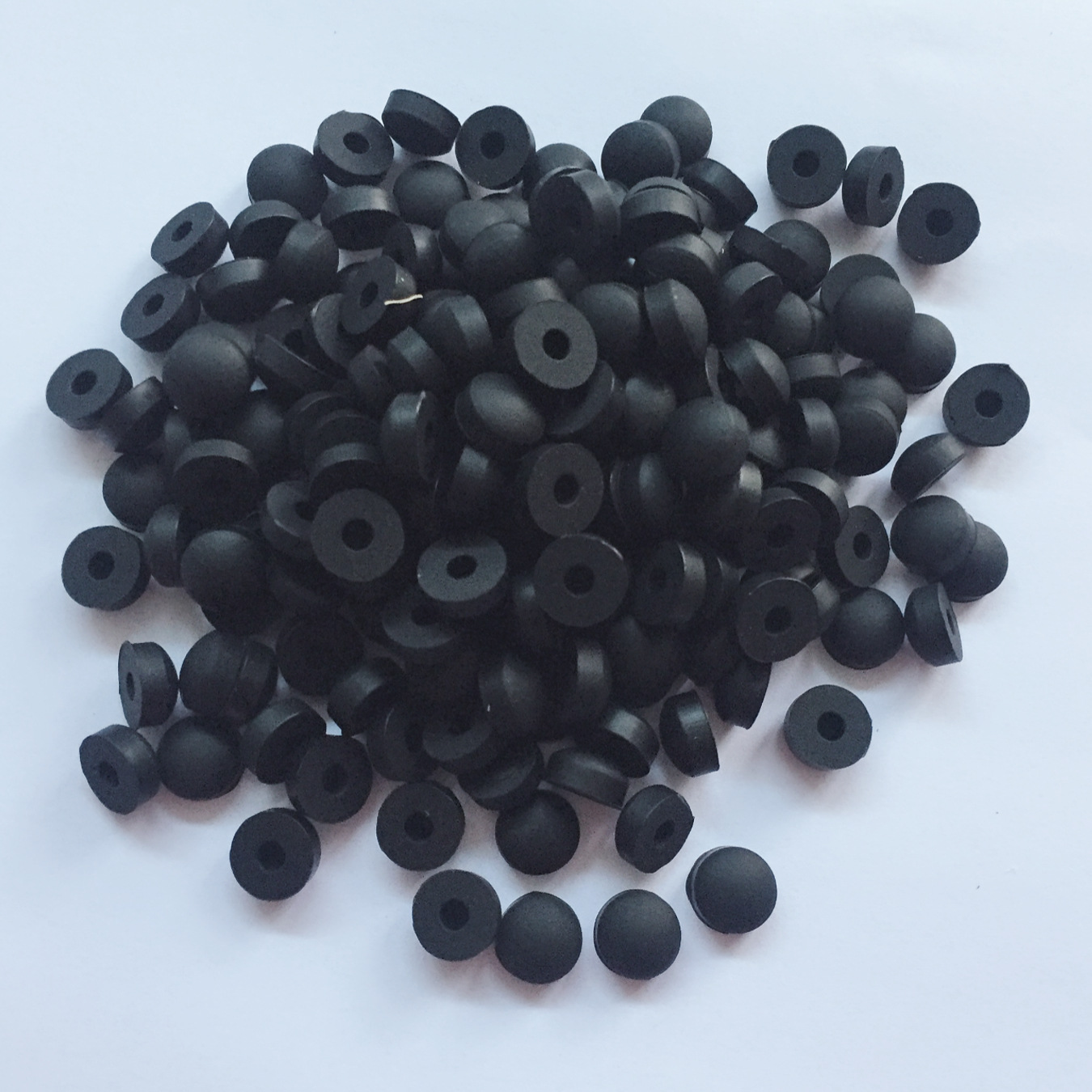 工業(yè)用橡膠制品 監(jiān)控攝像保護套與硅膠尾套的精密制造與應(yīng)用